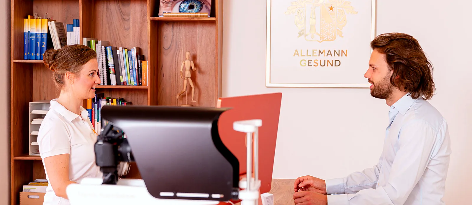 Regina Allemann im Erstgespräch mit einem Klienten an ihrem Schreibtisch